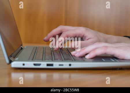 Nahaufnahme der Hände beim Tippen auf der Laptop-Tastatur Stockfoto