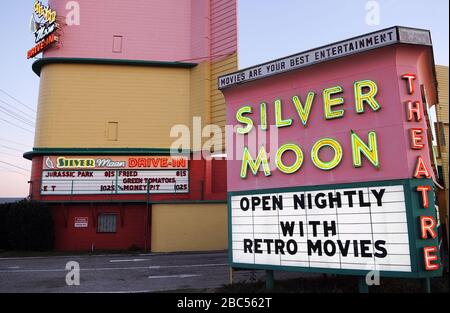 Lakeland, Vereinigte Staaten. April 2020. April 2020 - Lakeland, Florida, Vereinigte Staaten - wird der Eingang zum Silver Moon Drive-in-Theater in Lakeland, Florida, am 2. April 2020, der letzten Betriebsnacht, bevor die vom Gouverneur Floridas Ron DeSantis erlassene landesweite Aufenthaltsordnung zur Eindämmung der Ausbreitung von Coronavirus in Kraft tritt, gesehen. Der Silbermond mit zwei Bildschirmen, der letzte noch in Polk County, Florida, befindliche Eintrieb, hat eine Steigerung des Geschäftsbetriebs erlebt, seit die Pandemie COVID-19 die Schließung von Innentheatern erzwang. Credit: Paul Hennessy/Alamy Live News Stockfoto