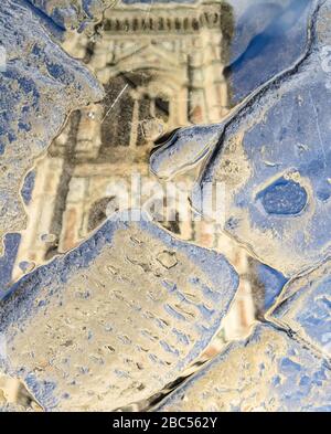 Piazza Duomo, Florenz. Giottos Glockenturm spiegelte sich nach Regen in einer Pfütze. Stockfoto