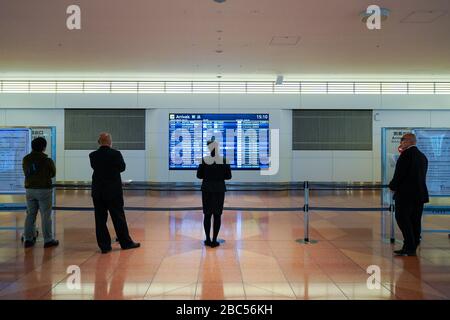 Tokio, Japan. April 2020. Die Menschen warten auf Passagiere im Ankunftsbereich des Tokyo International Airport. Das neue japanische Einreiseverbot, das heute verhängt wird, wird sich auf ausländische Staatsangehörige aus 73 Ländern und Regionen ausdehnen, zu denen die Vereinigten Staaten, Kanada, Großbritannien und der Großteil Europas und Chinas gehören, um die Verbreitung von COVID-19 in Japan zu bekämpfen. Credit: AFLO/Alamy Live News Stockfoto