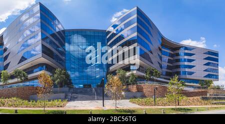 Johannesburg, Südafrika, 14. März bis 2020: Außenansicht eines modernen Bürogebäudes mit Glasfassade. Stockfoto