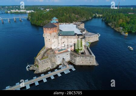 Die alte Festung Olavinlinna schließt einen sonnigen Julitag aus (Schießerei vom Quadrocopter). Savonlinna, Finnland Stockfoto