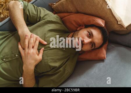 Mann, der während der Therapiesitzung nach oben blickt Stockfoto