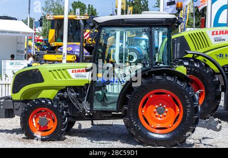 Novi Sad, Serbien: 9. Mai. 2015 - Novi Sad Agro-Messe mit Menschen und Messe-Show. Moderne Traktoren und Feldhäcksler sind auf der Agrarmesse zu sehen Stockfoto