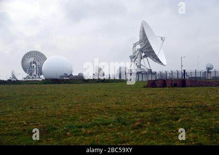 GCHQ Bude Radar Hörstation auf dem South West Coastal Path, North Cornwall, England, Großbritannien. Stockfoto