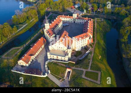 Nesvizh Castle Nahaufnahme an einem Mai-Morgen (Luftaufnahmen). Nesvizh, Weißrussland Stockfoto