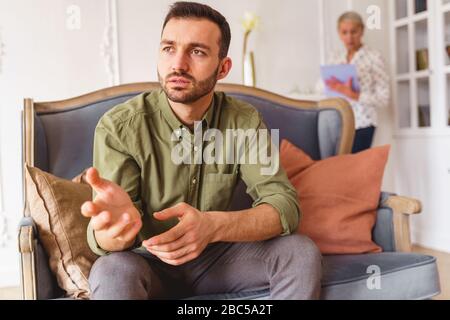 Trauriger männlicher Patient starrte in die Ferne Stockfoto