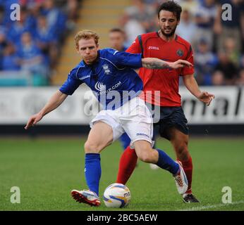 Aaron Wildig (rechts) von Shrewsbury Town und Chris Burke (links) von Birmingham City. Stockfoto