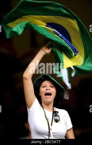 Ein Brasilien-Fan zeigt ihre Unterstützung auf den Tribünen vor dem Spiel Brasilien gegen Ägypten, Mens Football, First Round, Gruppe C im Millennium Stadium, Cardiff. Stockfoto