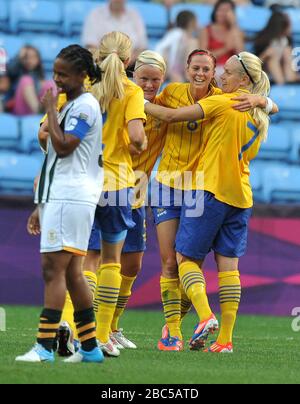 Die Schweden feiern ihr zweites Tor beim Frauenfußball in Schweden gegen Südafrika, in der ersten Runde, beim Spiel in der Gruppe F im Stadion der Stadt Coventry, Coventry. Stockfoto
