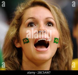 Ein Brasilien-Fan zeigt ihre Unterstützung auf den Tribünen vor dem Spiel Brasilien gegen Ägypten, Mens Football, First Round, Gruppe C im Millennium Stadium, Cardiff. Stockfoto