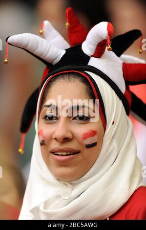 Ein Ägypten-Fan zeigt ihre Unterstützung auf den Tribünen vor dem Spiel Brasilien gegen Ägypten, Mens Football, First Round, Gruppe C im Millennium Stadium, Cardiff. Stockfoto