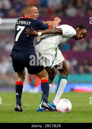 Tom Cleverley aus Großbritannien in Aktion mit Abdoulaye Ba aus Senegal während der Spiele in Großbritannien gegen Senegal, Mens Football, First Round, Gruppe A im Old Trafford, Manchester. Stockfoto