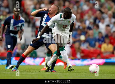 Großbritanniens Tom Cleverley kämpft um Besitz mit dem Senegal Mohamed Diame während der Spiele in Großbritannien gegen Senegal, Mens Football, First Round, Gruppe A im Old Trafford, Manchester. Stockfoto