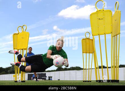 Neuseeländische Torhüterin Jenny Bindon beim Training auf den Sportplätzen der Cardiff University Stockfoto