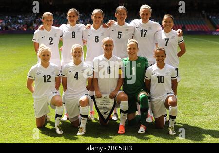 Neuseeländische Mannschaftsgruppe (hintere Reihe von links nach rechts) Ria Percival, Amber Hearn, Hayley Moorwood, Abby Erceg, Hannah Wilkinson und Ali Riley (vordere Reihe von links nach rechts) Betsy Hassett, Katie Hoyle, Kapitän Rebecca Smith, Torhüter Jenny Bindon und Sarah Gregorius Stockfoto