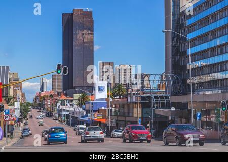 Pretoria, Südafrika, 15. März bis 2020: Blick auf die Straße im Stadtzentrum mit Autos und hohen Gebäuden. Stockfoto