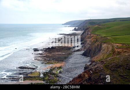 Blick nach Norden über Sandymouth & Duckpool in Richtung GCHQ Bude Radar Listening Station auf dem South West Coastal Path, North Cornwall, England, UK. Stockfoto