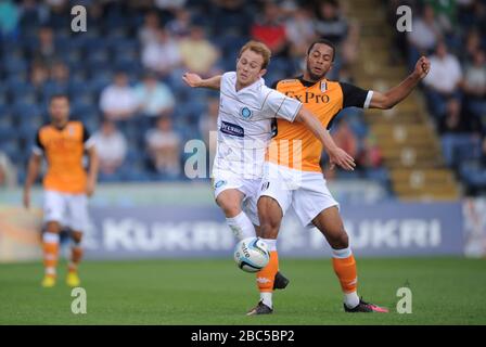 Fulhams Moussa Dembele wird von Wycombe Wanderers Stuart Lewis herausgefordert Stockfoto