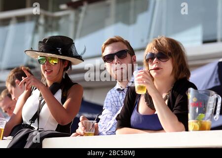 Racegoers genießen die Atmosphäre in Epsom Downs Stockfoto