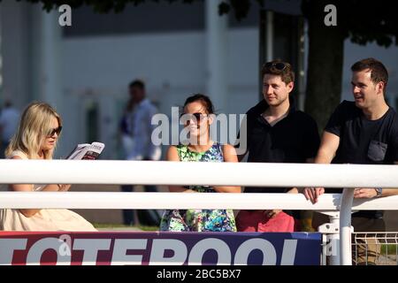 Racegoers genießen die Atmosphäre in Epsom Downs Stockfoto