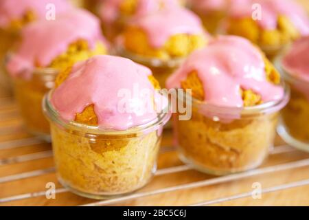 Vegane Cupcakes in einem Mixbecher mit Himbeer-Frischkäse Stockfoto