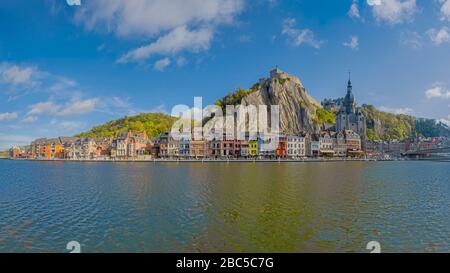 Ein schöner Blick auf die Stadt Dinant in Belgien. Stockfoto