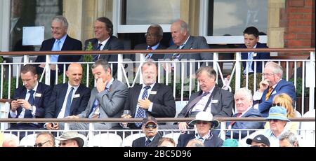 Justizminister Ken Clarke und der ehemalige Premierminister John Major und der Nachrichtenleser Trevor McDonald sehen England und Südafrika Stockfoto