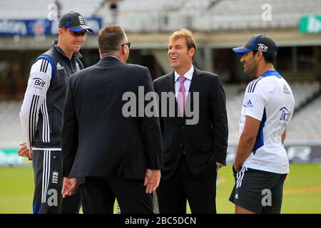 Englands Kevin Pietersen (links) und Ravi Bopara (rechts) teilen einen Witz mit den Sky Sport-Kommentatoren Ian Botham (2. Links) und Shane Warne Stockfoto