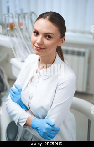 Fröhlicher junger Arzt im Klinikbestand Foto Stockfoto