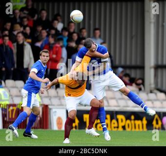 Evertons Shane Duffy leitet den Ball klar von Motherwells Michael Higdon Stockfoto