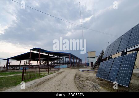 Ein Milchviehbetrieb in Nowshra, KPK Provinz in Pakistan, der moderne Technologien wie Solarenergie, Tierkennzeichnung, Abgassysteme verwendet. Stockfoto