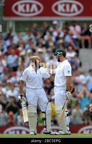 Südafrikas Kapitän Graeme Smith gratuliert Teamkollege Hashim Amla zu seinem Jahrhundert Stockfoto