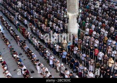 Lhokseumawe, Aceh, Indonesien. April 2020. Acehnese führt Freitagsgebete in einer Moschee in Lhokseumawe, Provinz Aceh, durch. Die indonesische Regierung hat staatliche Vorschriften zu großen sozialen Einschränkungen und präsidialen Entscheidungen bezüglich des Status von Notfällen im öffentlichen Gesundheitswesen erlassen, weil die Bürger Indonesiens, die sich positiv auf das COVID-19-Coronavirus auswirken, weiter wachsen. Medienberichte am Donnerstag, 2. April 2020 die indonesische Regierung bestätigt 1,790 COVID-19-Fälle von Coronavirus, 112 wurden mit 170 Todesfällen geborgen. Kredit: Zikri Maulana/ZUMA Wire/Alamy Live News Stockfoto