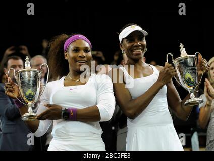 Die US-Amerikanerinnen Serena (links) und Venus Williams mit ihren Trophäen, nachdem sie das Damendoppelfinale gewonnen hatten Stockfoto