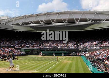 Allgemeiner Blick auf das Centre Court als Schweizer Roger Federer dient gegen den britischen Andy Murray Stockfoto