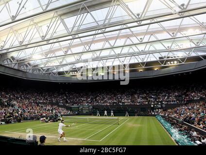 Allgemeiner Blick auf den Centre Court unter dem Dach, als der Schweizer Roger Federer (nahe Seite) gegen den britischen Andy Murray antritt Stockfoto