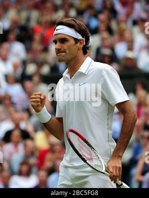 Der Schweizer Roger Federer feiert den zweiten Satz von Großbritanniens Andy Murray im Herreneinzel Finale Stockfoto