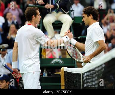 Der Schweizer Roger Federer (rechts) kontert den britischen Andy Murray nach dem Finale im Herreneinzel Stockfoto