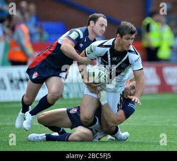 Dave allen von Widnes Vikings wird von St Helens Lance Hohaia (links) und James Roby in Angriff genommen Stockfoto