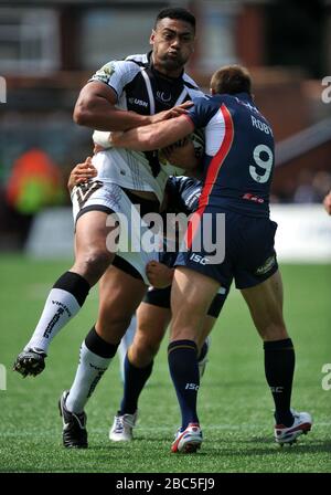 Widnes Vikings' Sione 'John' Kite (links) wird von St Helens' James Roby in Angriff genommen Stockfoto