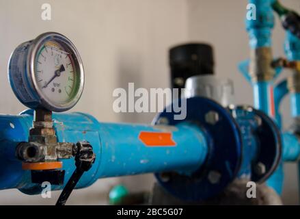 Der Kleinbauernbesitzer Obaid ur Rehman betreibt die Tropfbewässerungseinheit auf der Agriomics Farm in Balkasar in der pakistanischen provinz punjab. Stockfoto