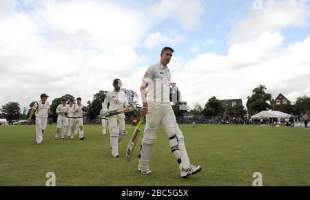 Surreys Kevin Pietersen verlässt das Feld im Teeintervall mit einem ungeschlagenen Jahrhundert gegen Lancashire. Stockfoto