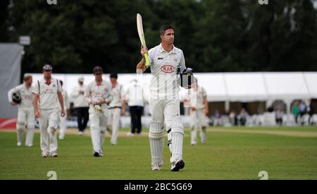 Surreys Kevin Pietersen verlässt das Feld am Ende von Tag drei, 234 nicht gegen Lancashire. Stockfoto