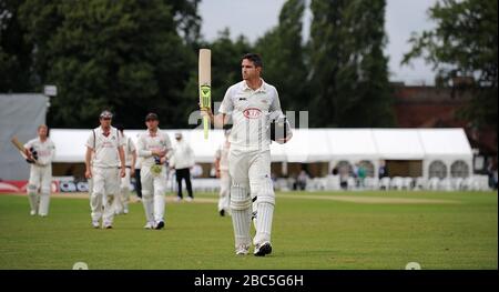 Surreys Kevin Pietersen verlässt das Feld am Ende von Tag drei, 234 nicht gegen Lancashire. Stockfoto