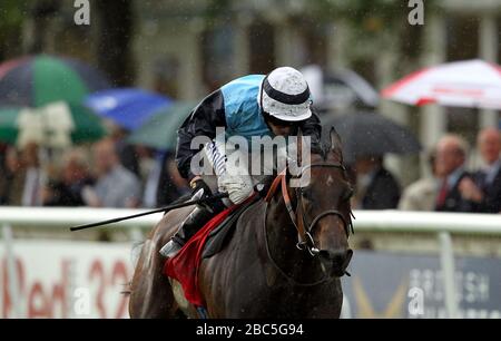 Bonnie Brae, der vom Jockey Ryan Moore geritten wird, gewinnt den 32Red Bunbury Cup auf der Newmarket Racecourse Stockfoto