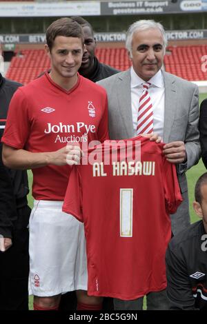 Chris Cohen (links) von Nottingham Forest und der Besitzer Abdulaziz Al Hasawi. Stockfoto