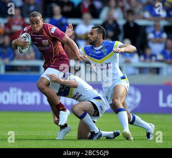 Warrington Wolves' Stefan Ratchford und Ryan Atkins stoppen Huddersfield Giants' Leroy Cudjoe Stockfoto