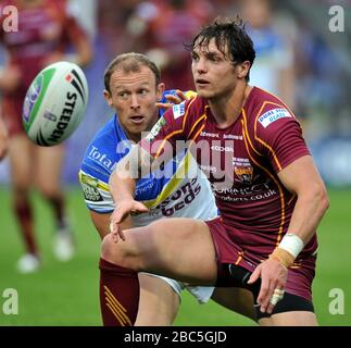 Warrington Wolves' Micky Higham und Scott Grix von Huddersfield Giants Stockfoto