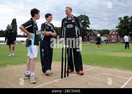 Gareth Batty (rechts) von Surrey Lions trifft auf die Maskottchen des Tages Stockfoto